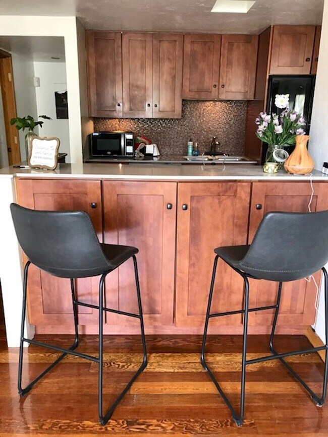Building Photo - Central Location - 2 beds 1 bath