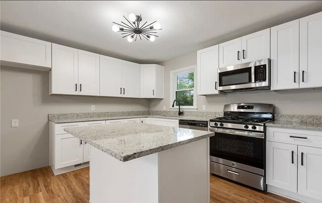 Building Photo - Modern 4 Bedroom Home with Granite Kitchen & Tiled Baths