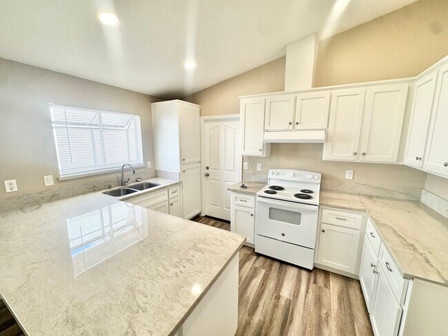 Building Photo - Three Bedroom, Two Bath Home in Citrus Hei...