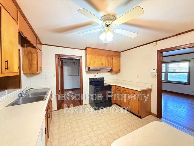 Building Photo - 656 S 11th St