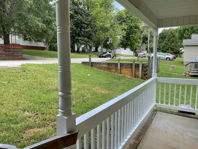 Building Photo - SW Updated Home - Wood Laminate Flooring, Front Porch & Deck!