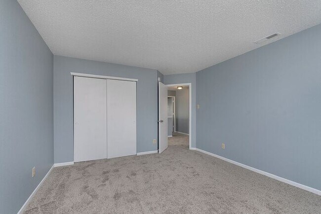 Building Photo - Large 4 Bedroom in Fishers!