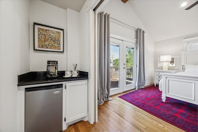 Building Photo - 825 Merrill St