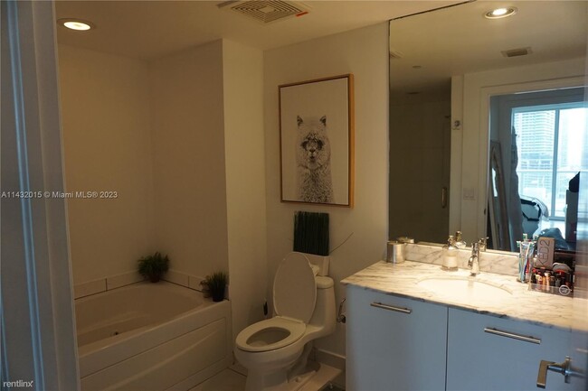 Building Photo - 1 br, 1 bath Condo - 55 SE 6th St Apt 1808