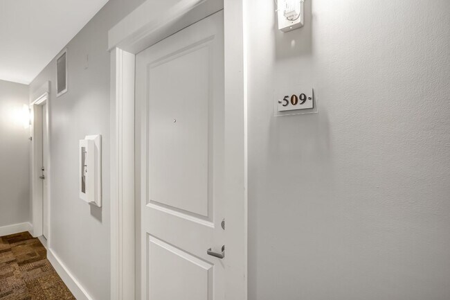 Building Photo - Great Unit Great Location
