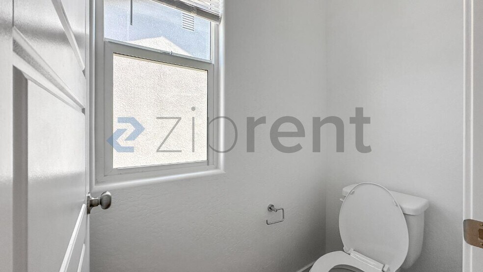Building Photo - Unit
