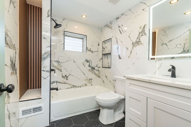 Building Photo - Newly Renovated 2-Bedroom 1-Bathroom Home in Port Richmond Available Now!