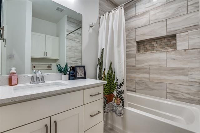 Building Photo - 1110 Claude St