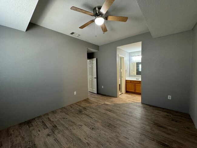 Building Photo - Newly Renovated Duplex in NE San Antonio!