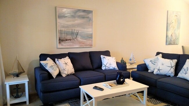 Building Photo - Seasonal Short-Term 2-Bedroom 2-Bath Condo located in Englewood!