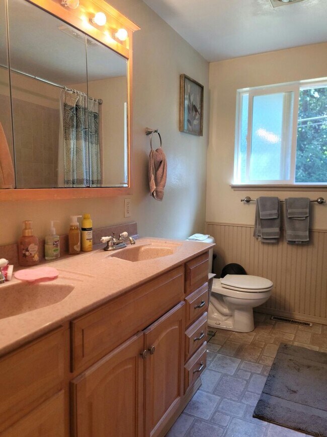 Building Photo - Central Kitsap Backyard Paradise!
