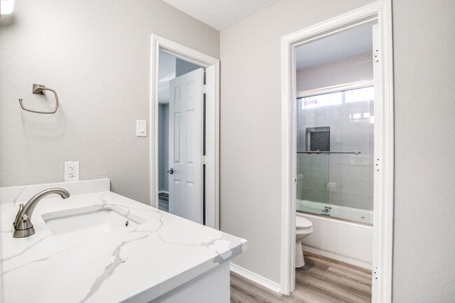 Building Photo - 641 Raintree Cir