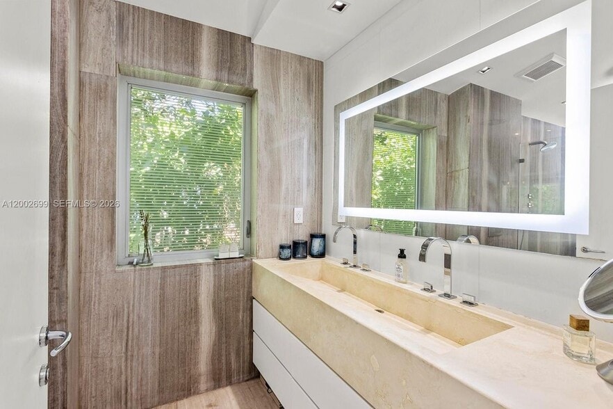 Building Photo - 570 NE 52nd Terrace