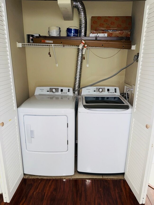 Building Photo - 2 bed 2 bath - 1st floor condo for rent