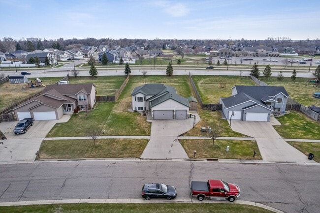 Building Photo - Spacious & Stylish 4-Bedroom Home in West ...