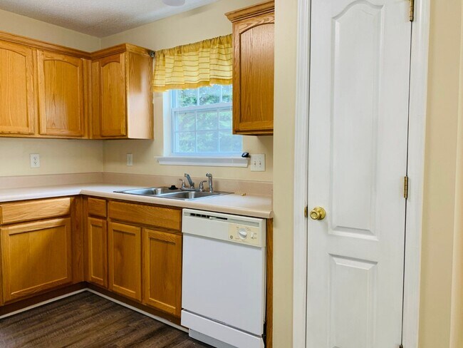 Building Photo - Wow! Newly renovated, new flooring, 1 car ...