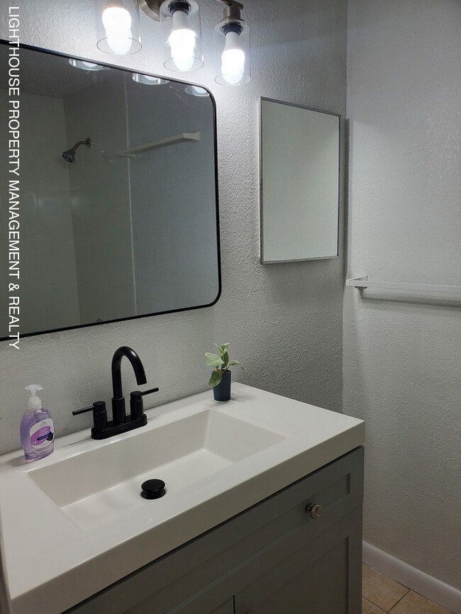 Building Photo - Charming 4 Bed/2 Bath Home!