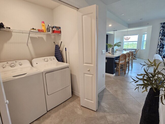 Building Photo - Annual UNFURNISHED or FURNISHED for your convenience: 2 Bedroom 2 Bathroom 2nd Floor Elevator acc...