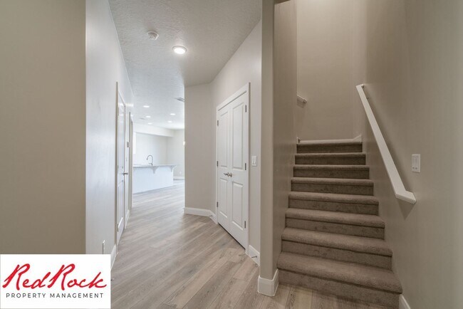 Building Photo - 4 Bedroom, 2.5 Bathroom Townhome in Hurric...