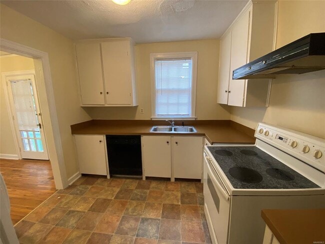 Building Photo - 3385 Le Bron Rd