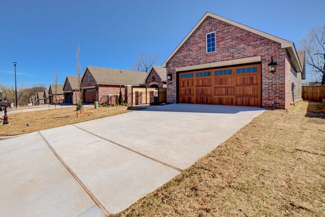 Building Photo - 3/2/2 Patio Home! Lawncare included