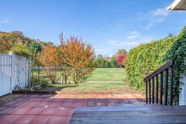 Building Photo - Swannanoa Townhouse