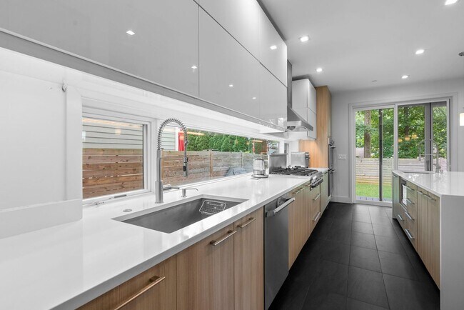 Building Photo - 5 Bed 4.5 Bath - Bethesda Contemporary Home