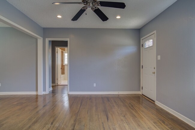 Building Photo - Pre-Leasing for Fall 2025 - Cute 2 Bedroom...