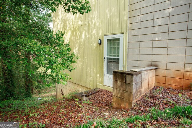 Building Photo - 2143 Ingleside Ave