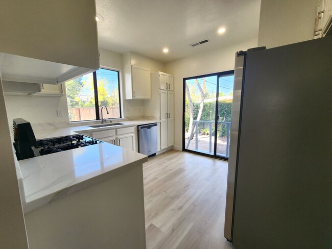 Building Photo - Newly Remodeled Duplex in Palo Alto Availa...