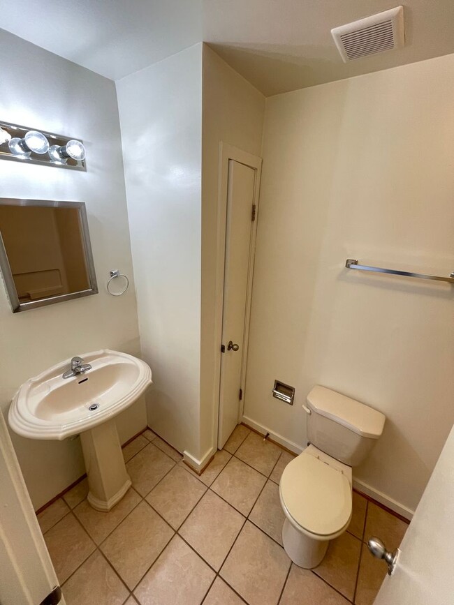 Building Photo - 2 Bedroom/1 Bath in Brookland