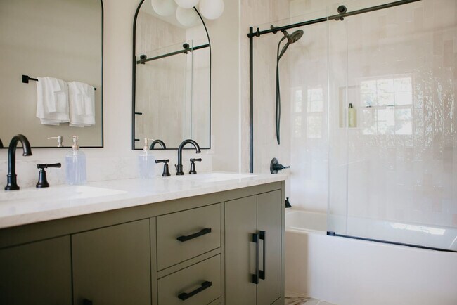 Building Photo - 946 Magnolia St SE