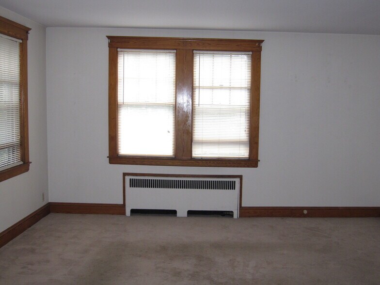 Building Photo - 31 Underwood Ave