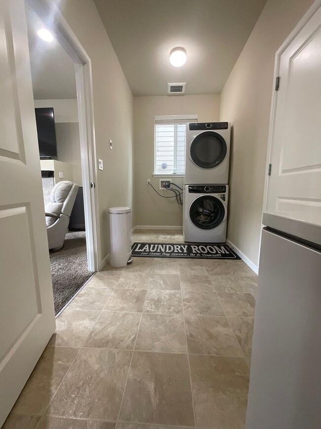 Building Photo - Spacious 4 bedroom Home