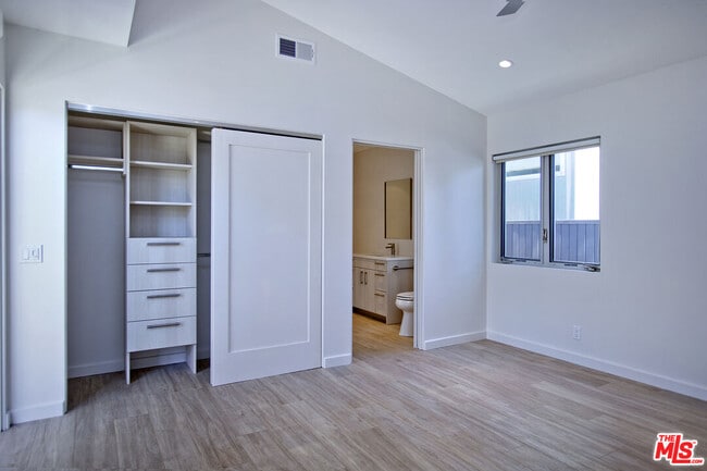 Building Photo - 806 6th Ave