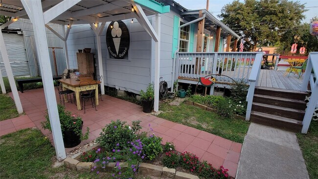 Building Photo - 9835 Willow Creek Commerce Dr