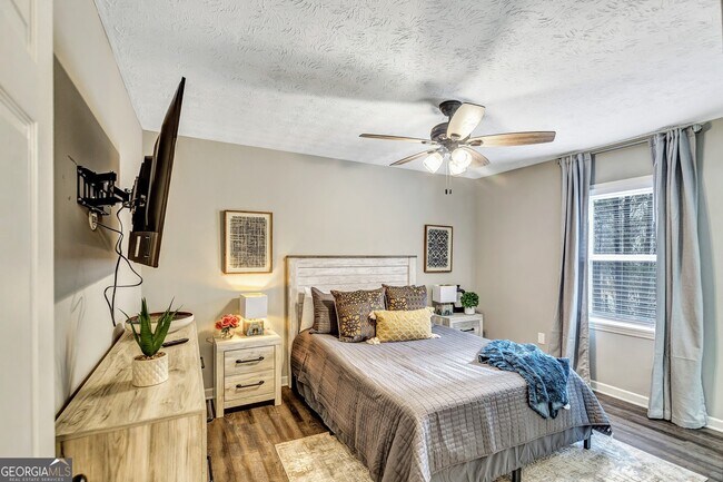 Building Photo - 3017 Valley View Dr