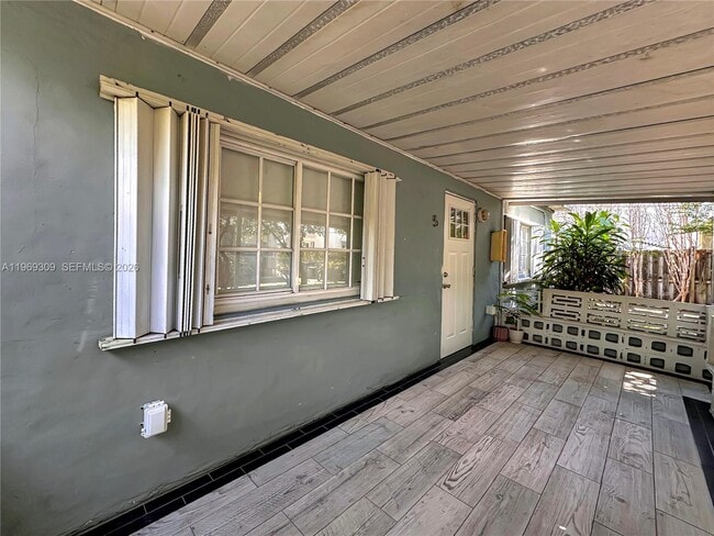 Building Photo - 969 Bay Dr