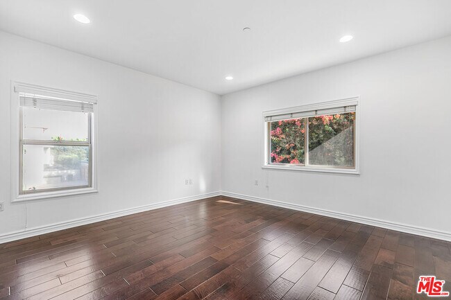 Building Photo - 11504 Moorpark St