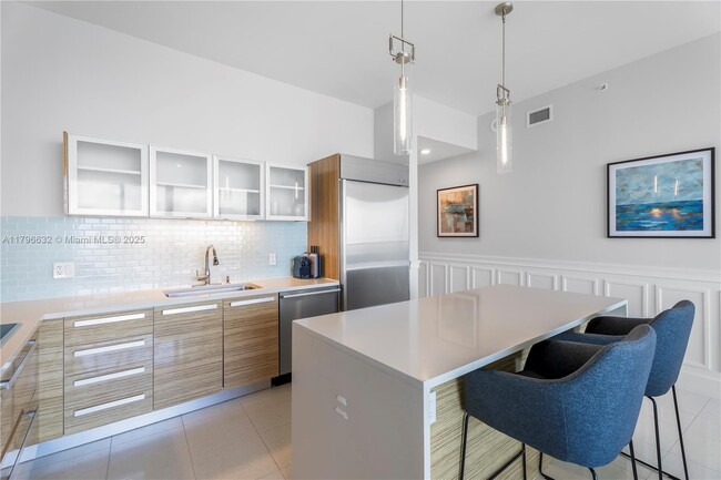Building Photo - 2020 N Bayshore Dr
