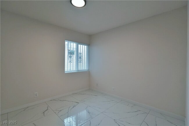Building Photo - 4023 Cll Del Sol