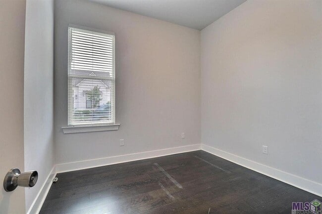 Building Photo - 14117 Vlg Sq Ave