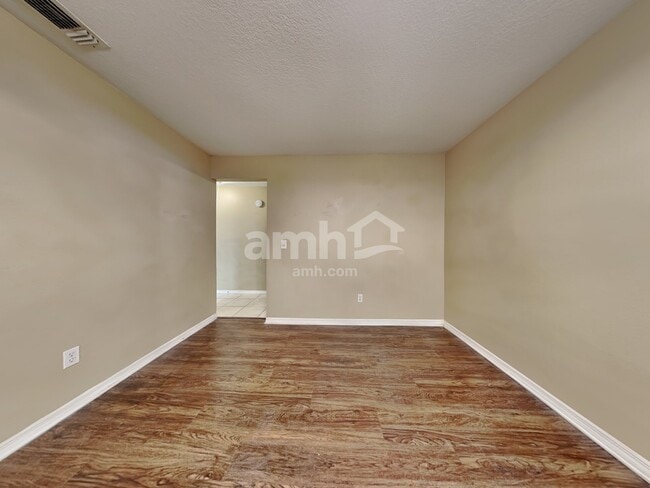 Building Photo - 220 Bryan Oak Avenue