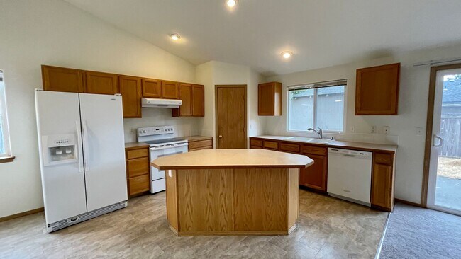 Building Photo - Adorable Open Layout 3BD/2BA Home Located In Town! 2 Living Rooms~Gas Fireplace~Fenced Yard!