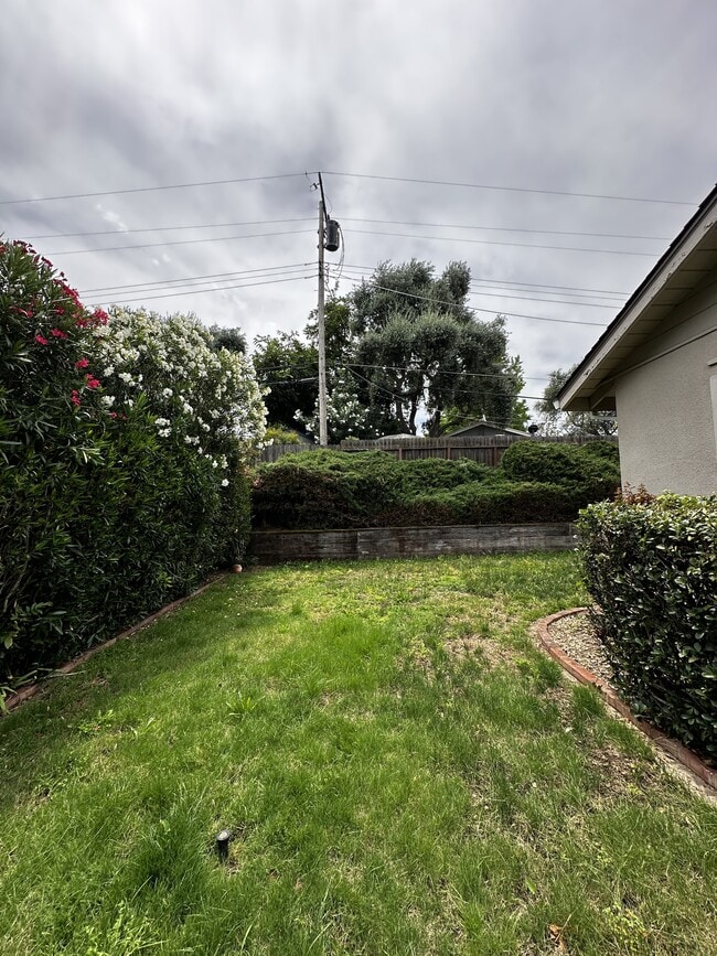 Building Photo - 7990 Glenbar Way