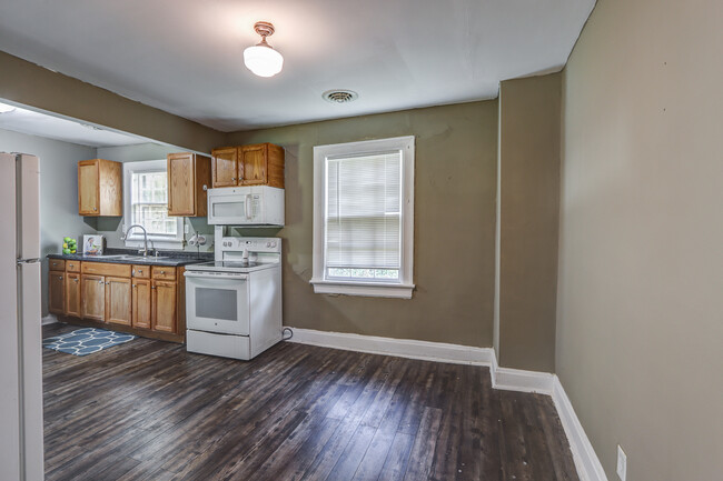Building Photo - 2021 Rose Ln