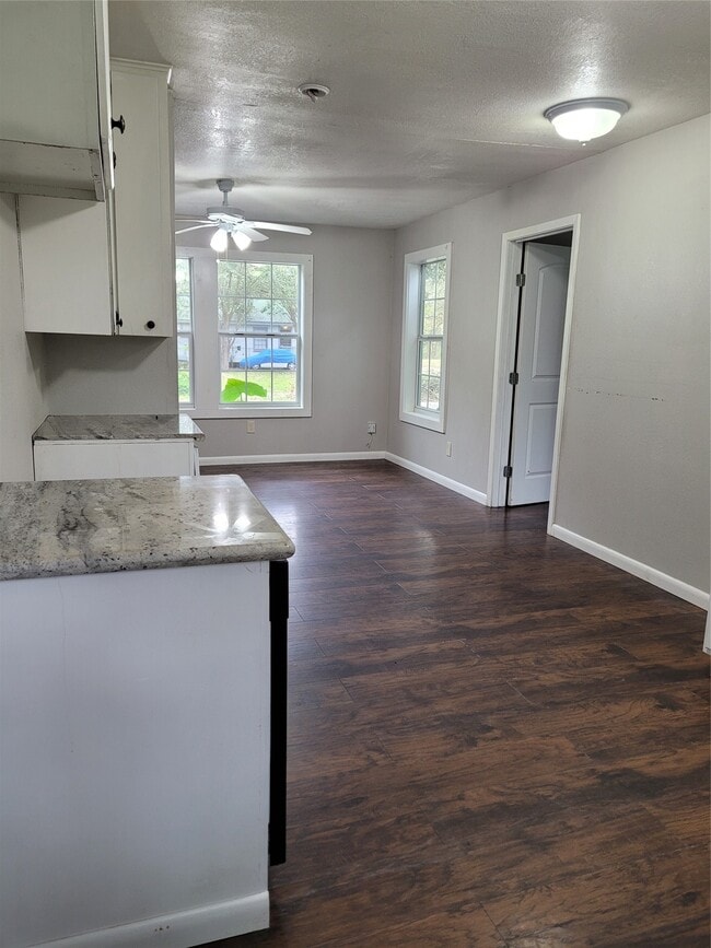 Building Photo - 822 Retama St