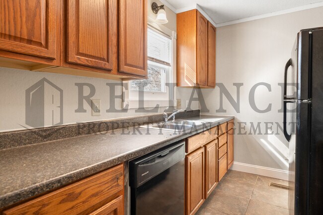 Building Photo - 4825 E Pine St