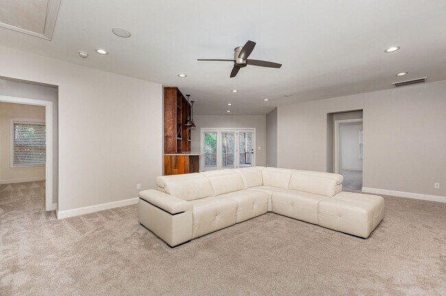 Building Photo - Stunning 5-Bedroom, 5-Bathroom Home with Chef's Kitchen and Luxurious Features