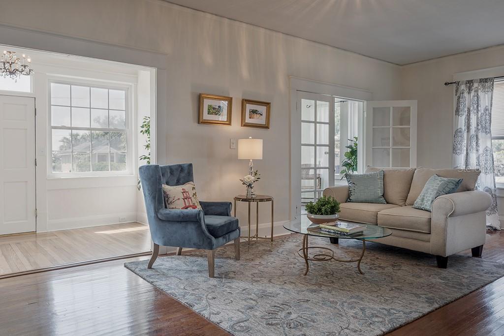 Living room - 407 W Park Ave